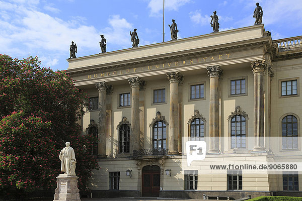 Haupteingang der Humboldt-Universität  Unter den Linden  Berlin  Deutschland