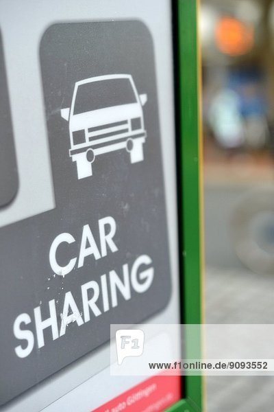 Das Symbol Car Sharing auf einem Display in der Stadt.