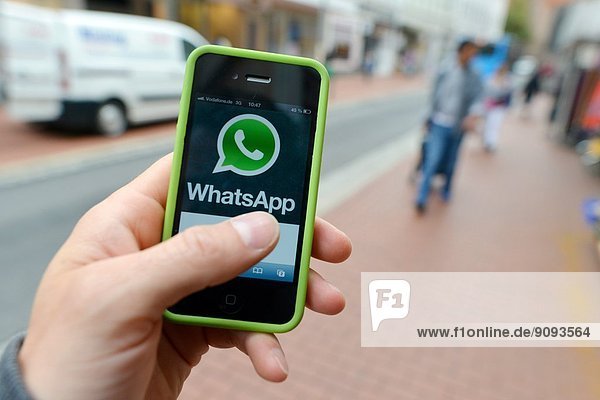 Ein Nutzer ruft die App WhatsApp auf seinem Mobiltelefon auf.