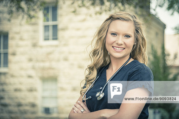 Porträt einer lächelnden jungen Krankenschwester