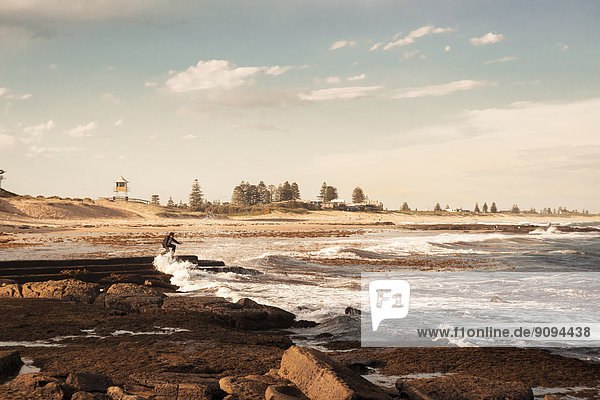 Australien  New South Wales  Teegärten  Mann am Strand in der Flut