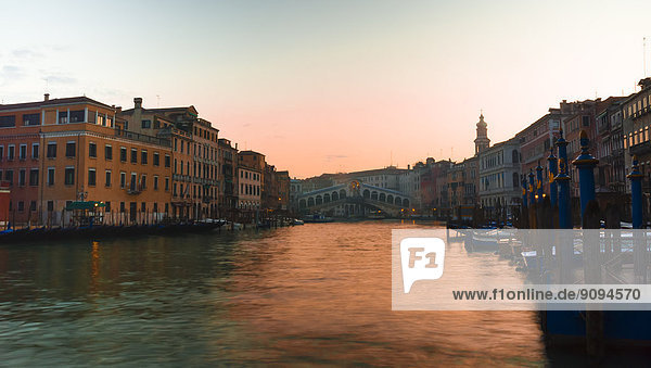 Italien  Veneto  Venedig  Rialtobrücke bei Sonnenaufgang