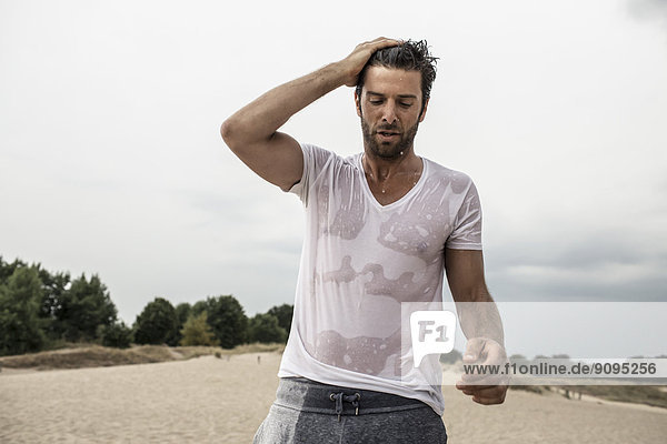 Porträt eines Mannes mit nassem T-Shirt