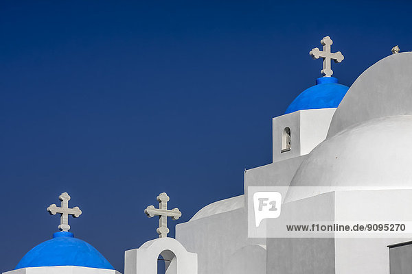 Griechenland  Kykladen  Naxos  Blick auf Agios Nikodimos Kirche vor blauem Himmel
