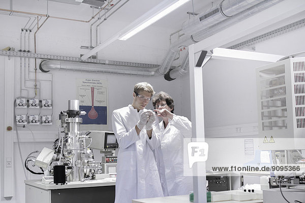 Zwei Wissenschaftler im analytischen Labor mit Rasterelektronenmikroskop