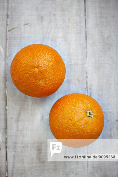 Zwei Orangen auf grauem Holz  erhöhte Ansicht