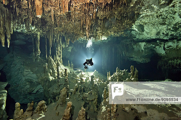 Mexiko  Yucatan  Tulum  Höhlentaucher im System Dos Ojos