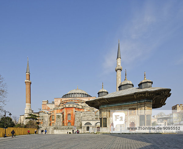 Türkei  Istanbul  Sulatn Ahmet III Brunnen und Hagia Sofia Moschee