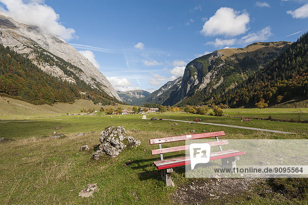 Österreich  Tirol  Alpenpark Karwendel  Holzbank mit der Engalm im Hintergrund