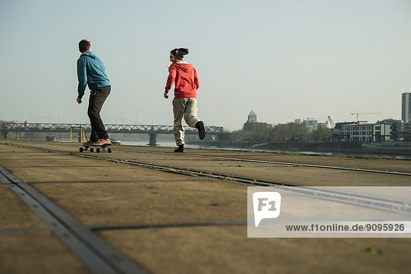 Jogging und Skateboarding für junge Männer und Jugendliche