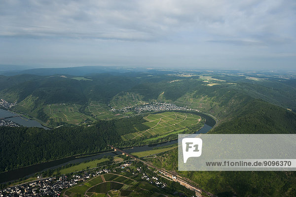 Deutschland  Rheinland-Pfalz  Luftaufnahme der Moselschleife bei Bremm
