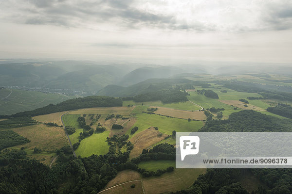 Deutschland  Rheinland-Pfalz  Luftbild der hügeligen Landschaft
