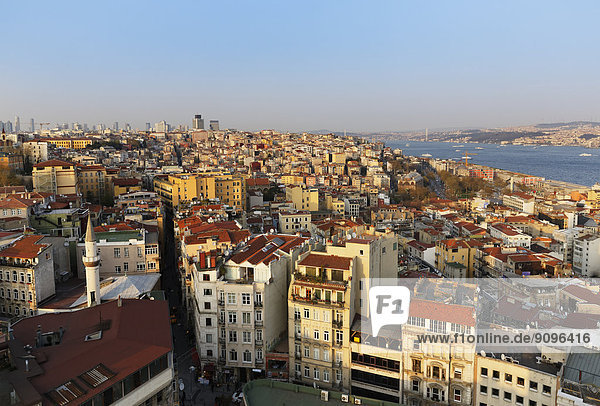 Türkei  Istanbul. Beyoglu  Bosporus  Stadtbild  Blick vom Galata-Turm