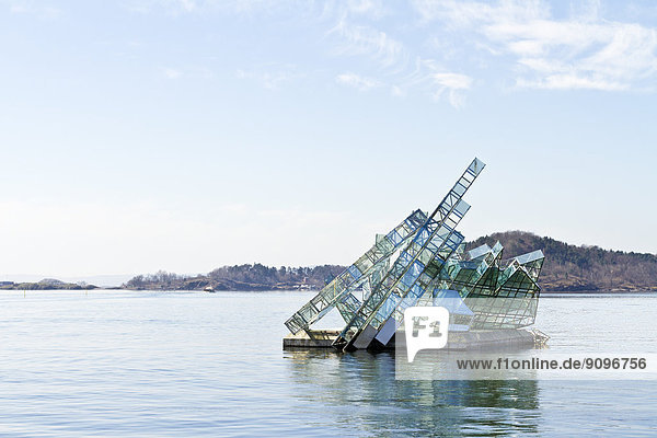 Skulptur im Hafenbecken  Oslo  Norwegen  Europa