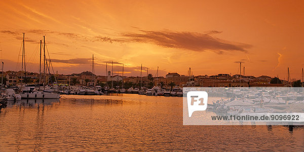 Yachthafen von Palau bei Sonnenuntergang  Sardinien  Italien