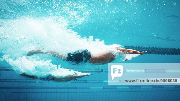 Schwimmer die im Pool fahren