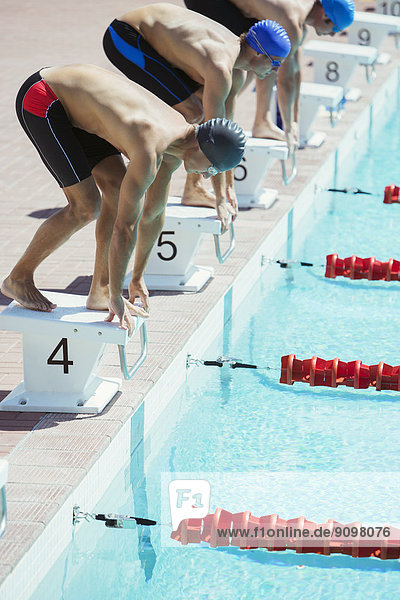 Schwimmerinnen und Schwimmer in den Startlöchern