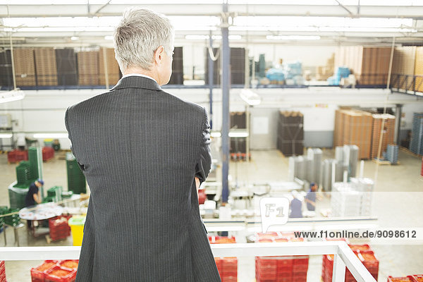 Aufsicht über die Arbeiter in der Lebensmittelverarbeitungsanlage