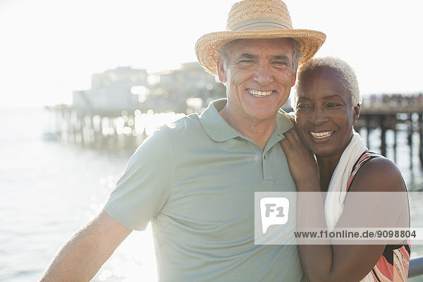 Porträt eines glücklichen älteren Paares am Strand