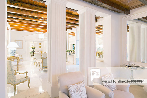 Luxus-Wohnzimmer mit Säulen