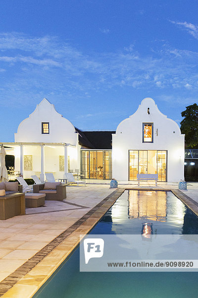 Luxuriöses Haus und Lap Pool bei Nacht beleuchtet