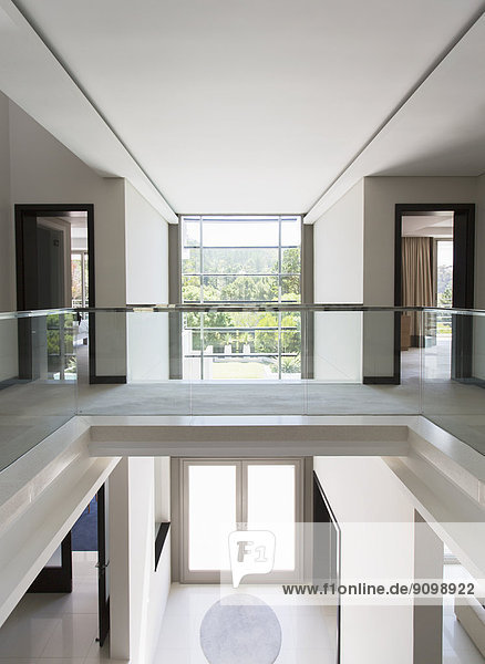 Moderner Balkon und offenes Foyer in Luxuswohnung