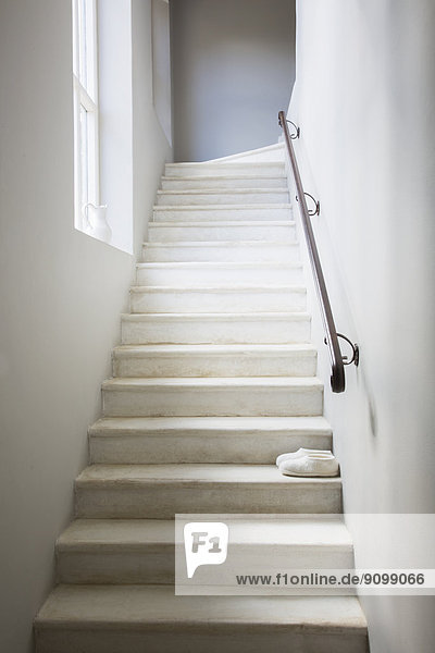 Hausschuhe auf weiß getünchter Treppe