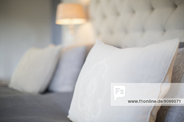 Kissen auf dem Bett im Luxus-Schlafzimmer