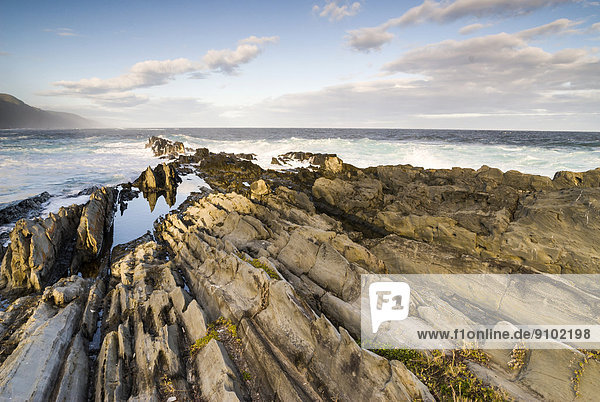 Felsen im Indischen Ozean  Küste des Tsitsikamma-Nationalparks  Garden Route-Nationalpark  Distrikt Cacadu  Provinz Ostkap  Südafrika