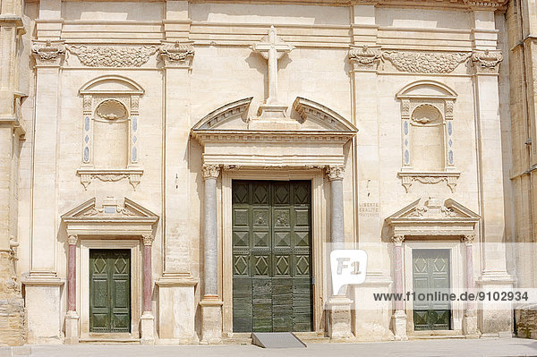 Eingang der gotischen Kathedrale Saint-Siffrein oder St. Siffrein Carpentras Vaucluse Provence-Alpes-Cote d'Azur Südfrankreich Frankreich
