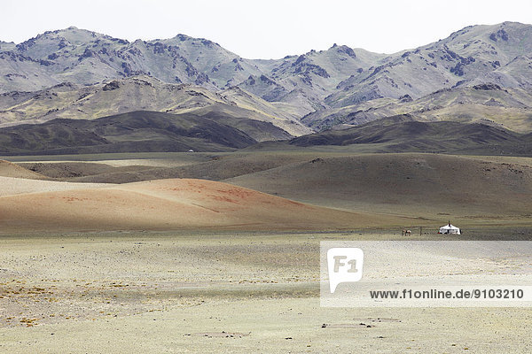 Einsame Jurte  hinten Berglandschaft  Wüste Gobi  Südwüste  Provinz Ömnö-Gobi-Aimag  Mongolei