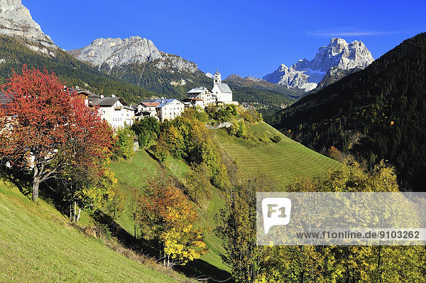 Colle Santa Lucia im Val Fiorentina  dahinter Monte Pelmo  Dolomiten  Provinz Belluno  Region Venetien  Südtirol  Italien