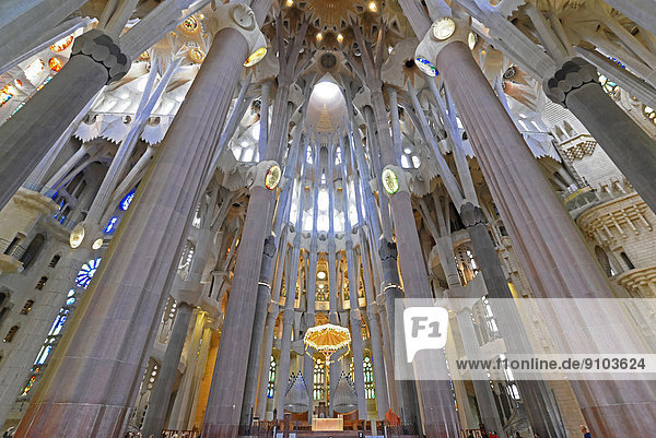 Altarbereich  Innenraum der Sagrada Família oder Basílica i Temple Expiatori de la Sagrada Família  Sühnekirche der Heiligen Familie  von Architekt Antoni Gaudí entworfen  UNESCO Weltkulturerbe  Barcelona  Katalonien  Spanien