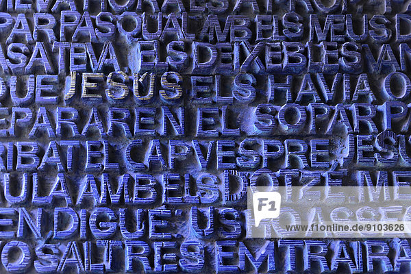 Jesus  Aufschrift auf dem Eingangstor der Sagrada Família oder Basílica i Temple Expiatori de la Sagrada Família  Sühnekirche der Heiligen Familie  von Architekt Antoni Gaudí entworfen  UNESCO Weltkulturerbe  Barcelona  Katalonien  Spanien