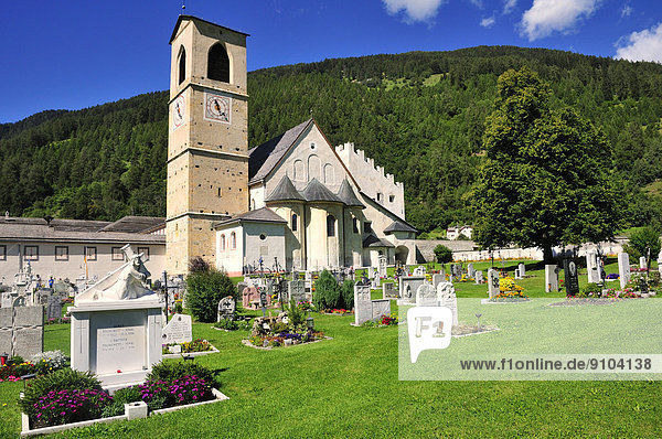 Friedhof beim Benediktinerinnenkloster St. Johann  UNESCO-Weltkulturerbe  Müstair  Engadin  Kanton Graubünden  Schweiz