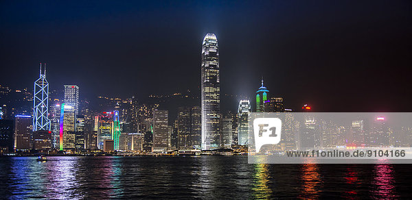 Skyline mit Bank of China Wolkenkratzer und Wolkenkratzer Two International Finance Centre  2IFC  bei Nacht  Hong Kong Island  Hongkong  China