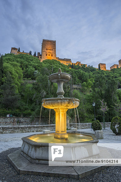 Brunnen an der Calle Chirimias und die Alhambra  San Pedro  Granada  Andalusien  Spanien