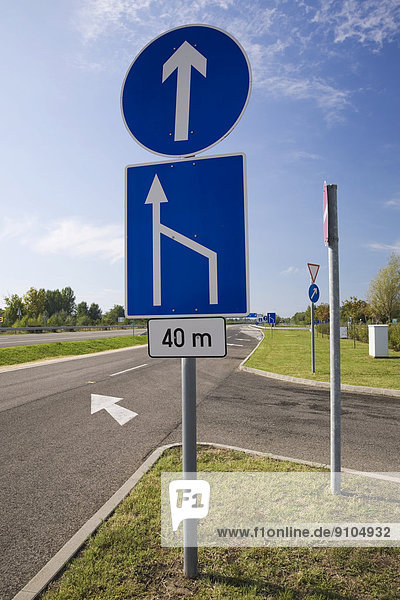 Verkehrsschilder und Fahrbahnen an einer Raststätte Ungarn