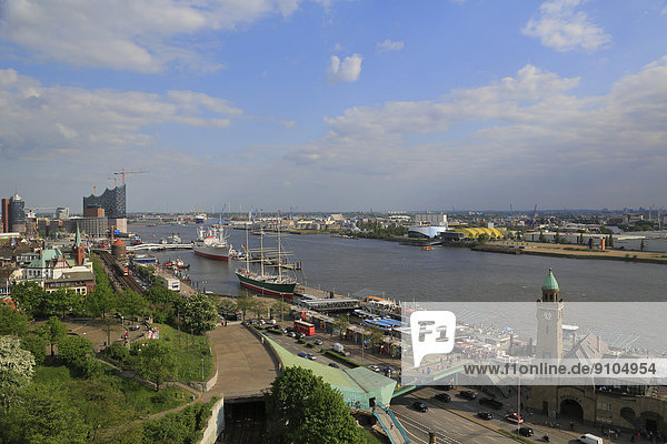 Elbe mit Landungsbrücken  Museumsschiffen und Elbphilharmonie  Hamburg  Deutschland