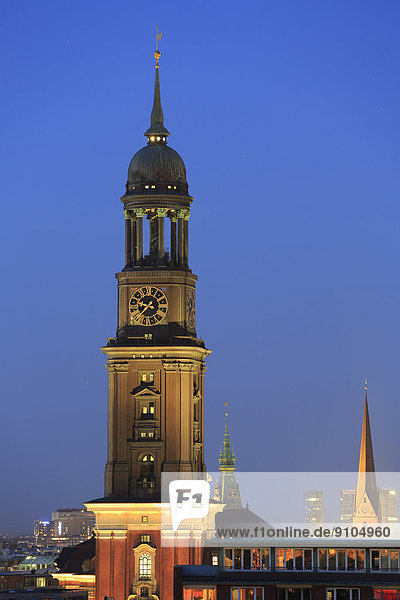 Kirchtürme der Hauptkirchen Sankt Michaelis und Sankt Petri und Rathausturm  Abenddämmerung  Hamburg  Deutschland