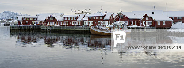 Fischereihafen Fischerhafen Boot vertäut Norwegen angeln Lofoten Svolvaer Vagan