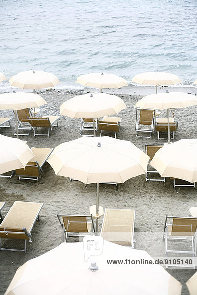 Sonnenschirme am Strand  San Remo  Italien