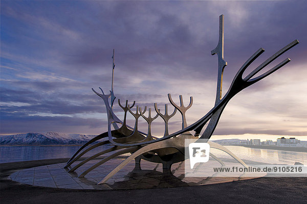 Skulptur Sólfar oder Sonnenfahrt  The Sun Voyager von Künstler Jón Gunnar Árnason  Wikingerschiff aus Edelstahl  Reykjavík  Island