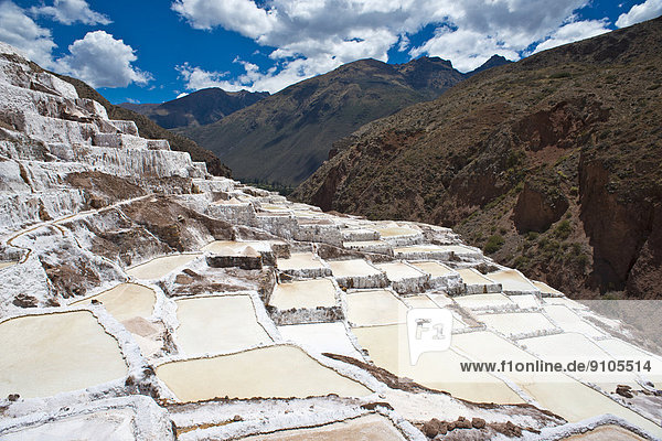 Salzterrassen an einem Berghang Salzterrassen von Maras oder Salinas de Maras angelegt von den Inka und noch heute in Betrieb Pichingote Region Cusco Anden Peru