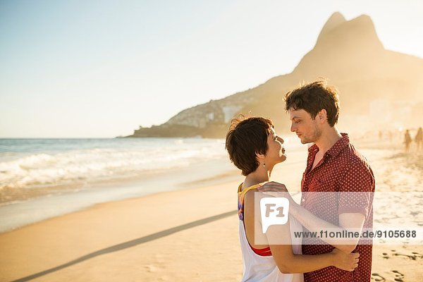 Junges Paar beim Sonnenuntergang,  Ipanema Beach,  Rio,  Brasilien