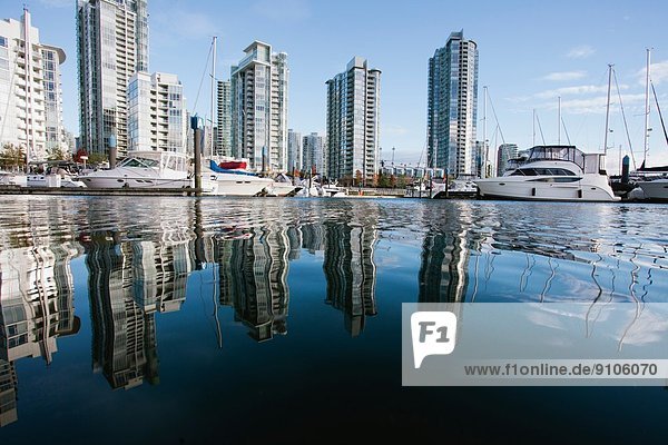 Marina bei Wolkenkratzern  Vancouver  Kanada