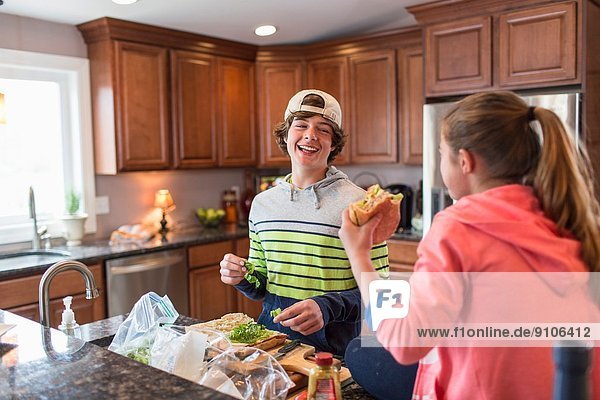 Geschwister in der Küche bei der Zubereitung von Sandwiches
