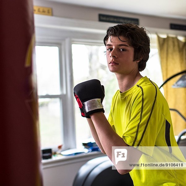 Teenager Junge mit Boxhandschuhen
