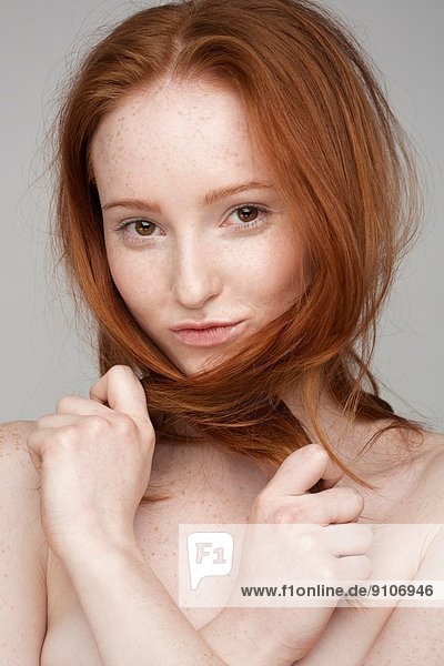 Porträt einer jungen Frau  Hände im Haar