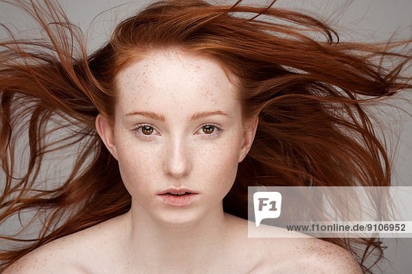 Porträt einer jungen Frau  windgepeitschtes Haar